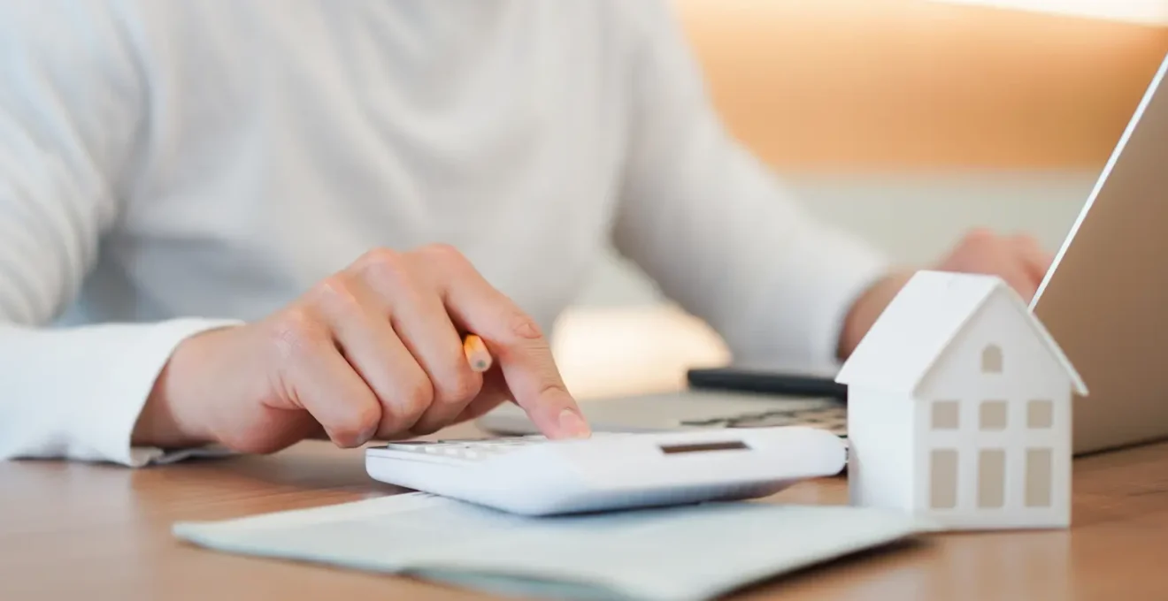 Conseiller bancaire expliquant un dossier de crédit immobilier à un couple de clients dans une agence bancaire française